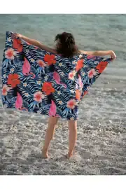 Kırmızı Çiçek Desenli Plaj Havlusu