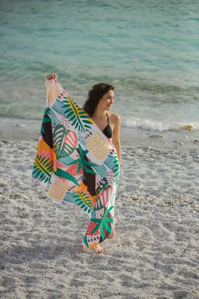 Renkli Yaprak Desenli Plaj Havlusu 70x140cm