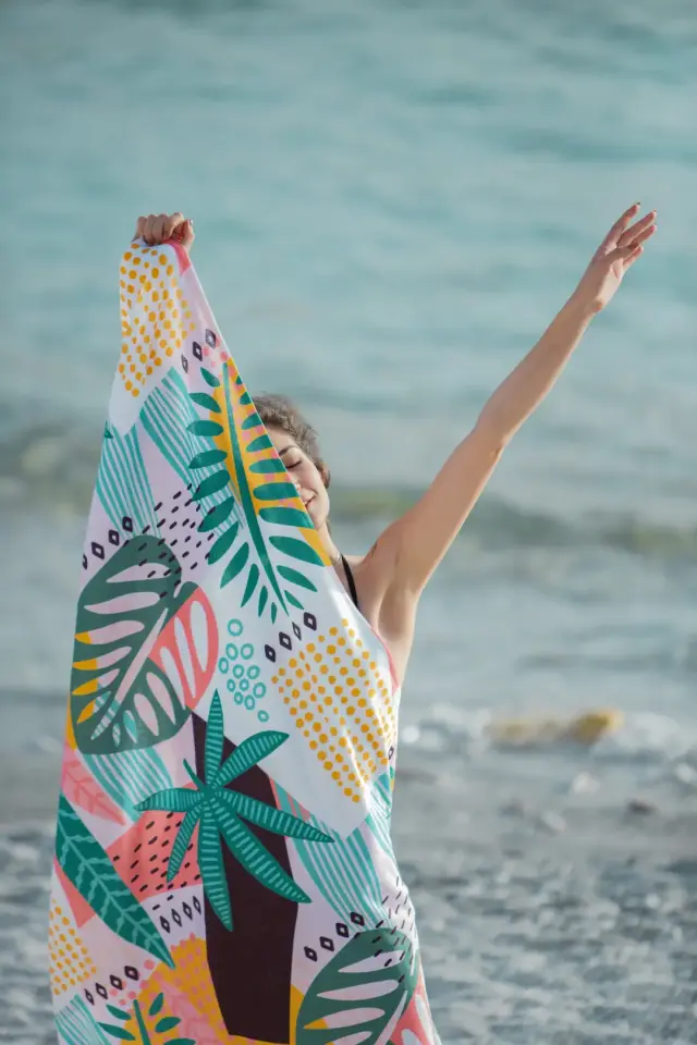 Renkli Yaprak Desenli Plaj Havlusu 70x140cm